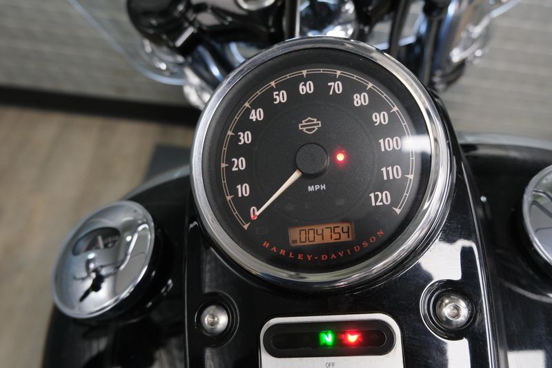 USED 2017 HARLEY DYNA FAT BOB 103 Image 19