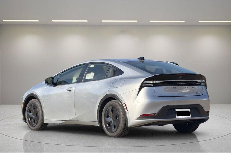New 2027 Toyota Prius Plug-In Hybrid SEImage 5
