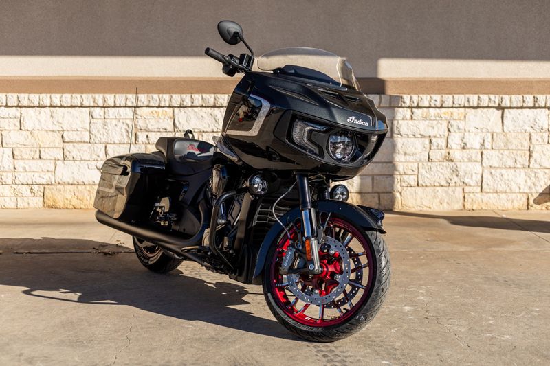 2024 INDIAN MOTORCYCLE CHALLENGER ELITE CHARCOAL CANDY AND BLACK CANDYImage 1
