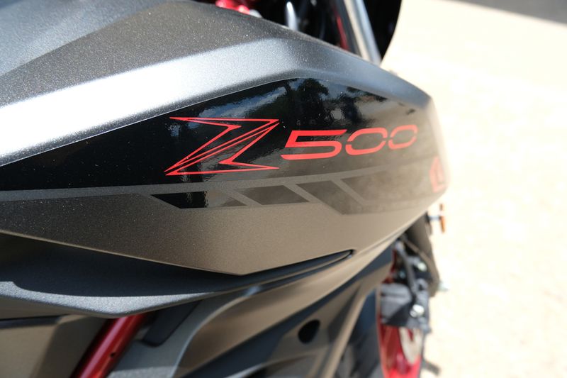 2024 Kawasaki Z500 SE ABS CANDY PERSIMMON RED AND METALLIC FLAT SPARK BLACK AND METALLIC MATTE GRAPHENESTEEL GRAYImage 9