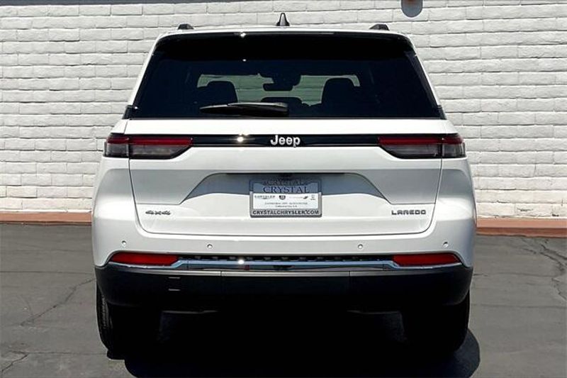 2025 Jeep Grand Cherokee Laredo photo 3