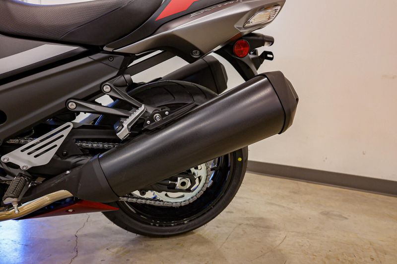 2025 Kawasaki NINJA ZX14R ABS METALLIC MATTE RED AND METALLIC FLAT SPARK BLACK AND METALLIC MATTE GRAPHITE GRAYImage 7