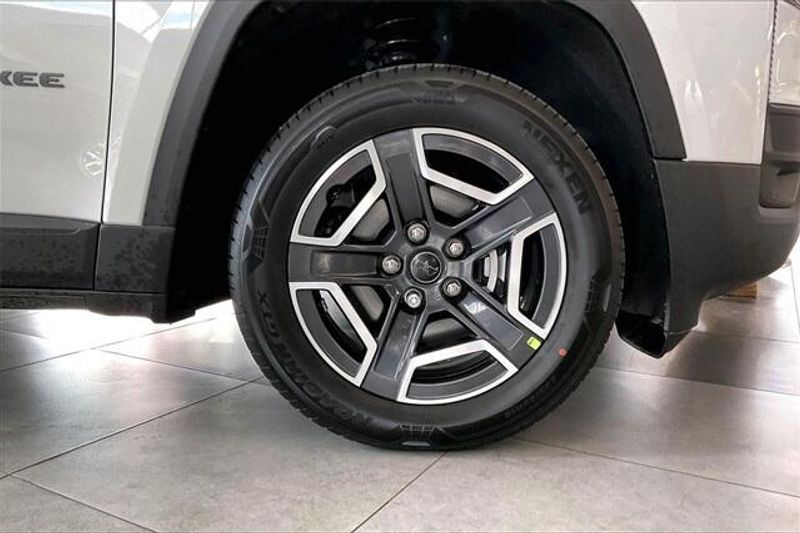 New 2026 Jeep Cherokee Limited 4x4Image 8