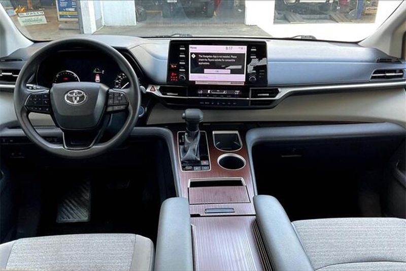 Used 2022 Toyota Sienna LE HybridImage 15