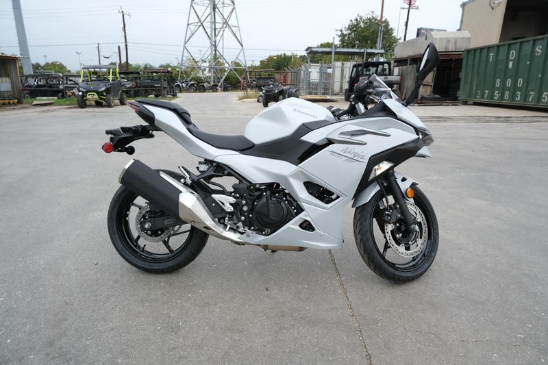 2025 Kawasaki NINJA 500 METALLIC MATTE WHITISH SILVER AND METALLIC MOONDUST GRAYImage 15