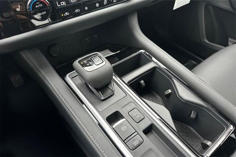 New 2025 Nissan Pathfinder SLImage 19