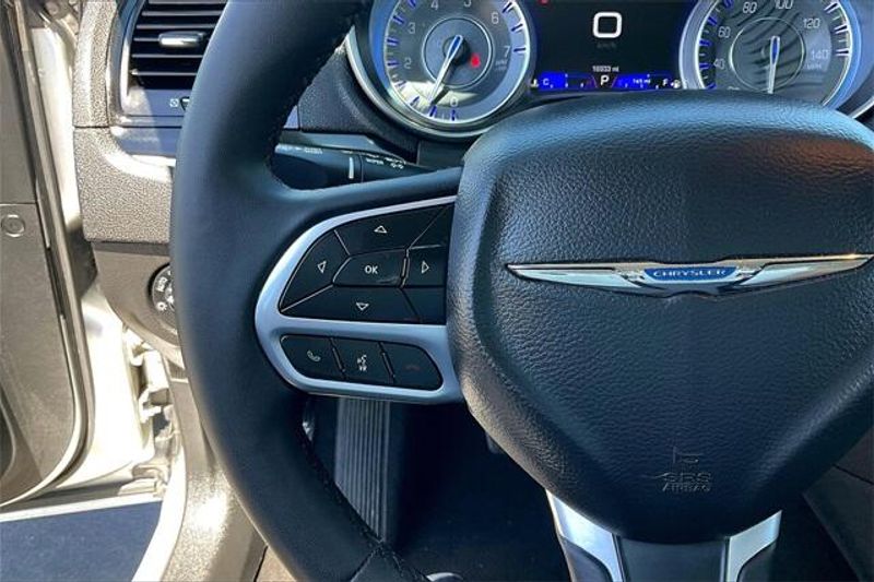 2023 Chrysler 300 TouringImage 18