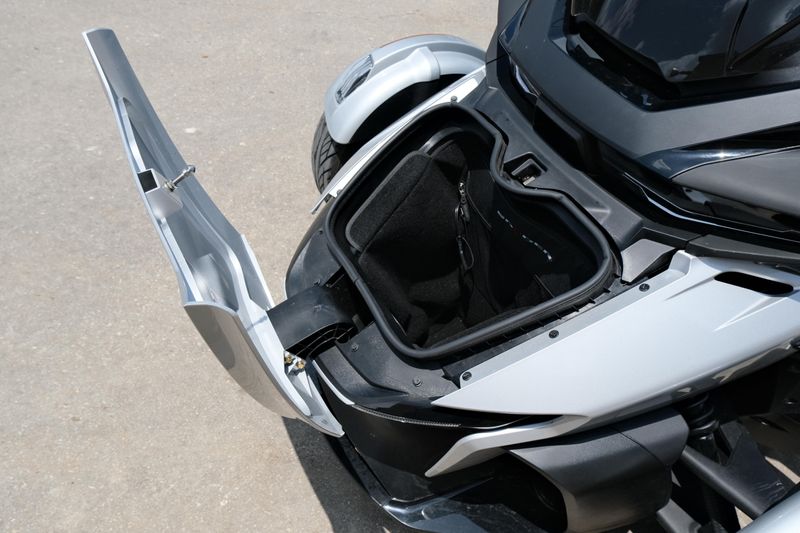 2024 Can-Am SPYDER RT LIMITED HYPER SILVER WITH PLATINUM Image 23