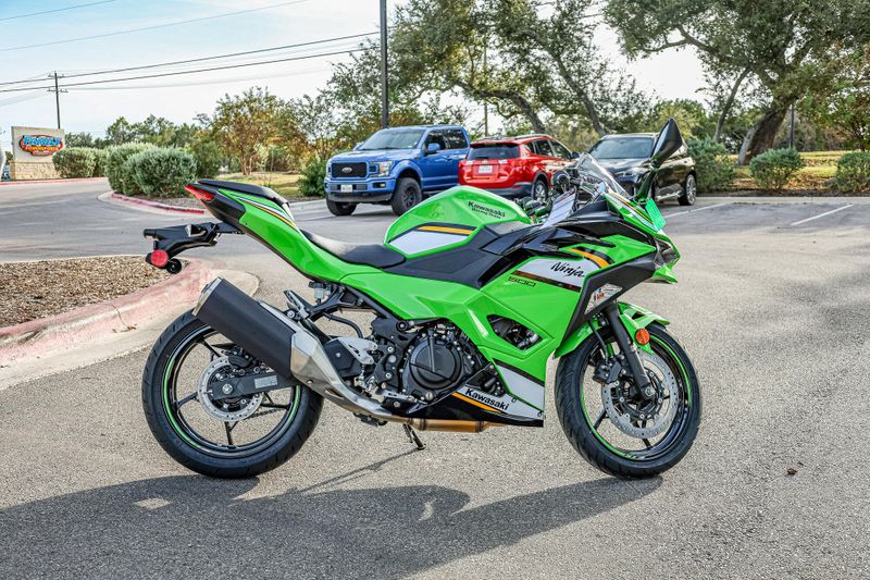 2025 Kawasaki NINJA 500 KRT EDITION  LIME GREENEBONYPEARL BLIZZARD WHITEImage 10