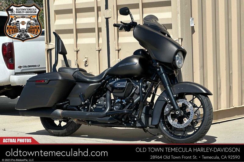 2020 Harley-Davidson Street Glide in a RVR RCK GRY DNM exterior color. BMW Motorcycles of Temecula – Southern California (951) 506-6903 bmwmotorcyclesoftemecula.com 