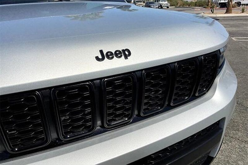 2023 Jeep Grand Cherokee Altitude photo 28
