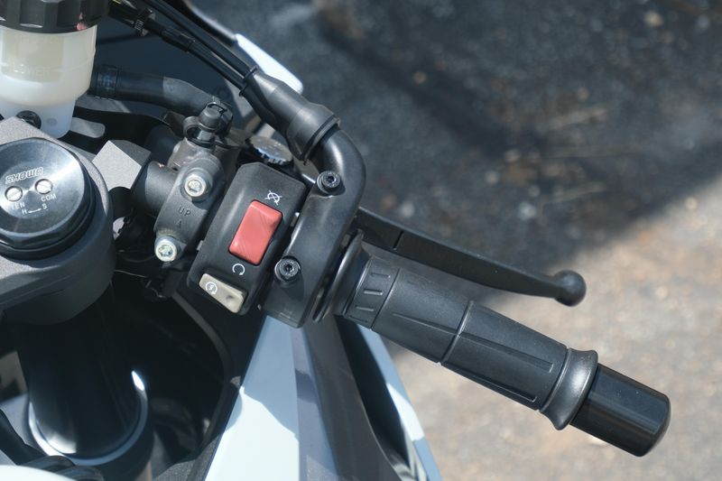 2025 Kawasaki NINJA ZX6R ABS PEARL ROBOTIC WHITE AND METALLIC GRAPHITE GRAY Image 17