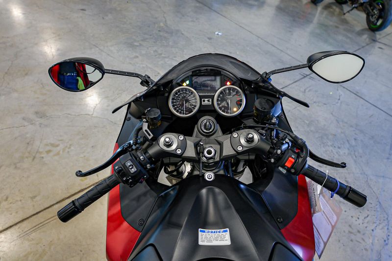 2025 Kawasaki NINJA ZX14R ABS METALLIC MATTE RED AND METALLIC FLAT SPARK BLACK AND METALLIC MATTE GRAPHITE GRAYImage 10