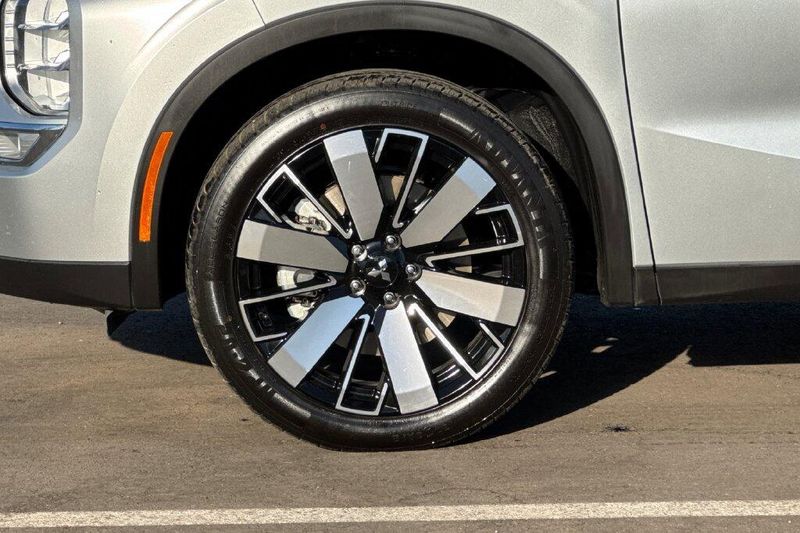 Used 2025 Mitsubishi Outlander SEImage 25