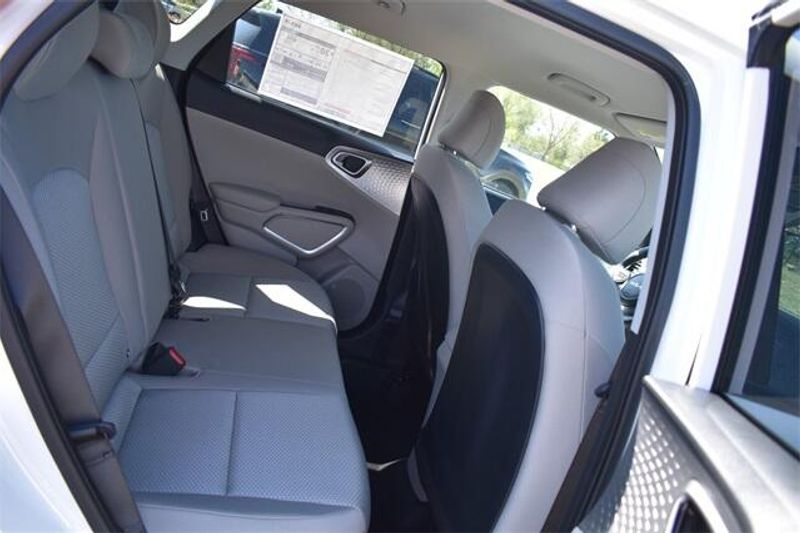 New 2025 Kia Soul LXImage 13