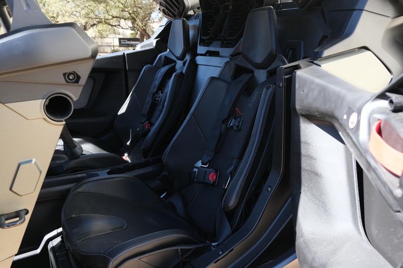 NEW 2026 CAN-AM MAVERICK R MAX X RC WITH SMARTSHOX 999T DCT Image 18