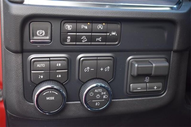 New 2026 Chevrolet Suburban PremierImage 28