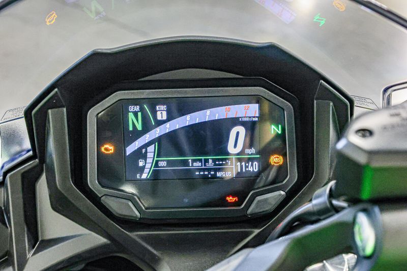 2025 Kawasaki NINJA 650 KRT EDITION ABS LIME GREEN AND EBONY AND PEARL BLIZZARD WHITEImage 10