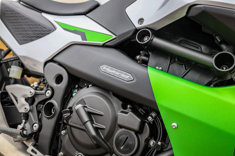 2024 Kawasaki NINJA 7 HYBRID ABS METALLIC BRIGHT SILVER AND METALLIC MATTE LIME GREEN AND EBONYImage 3