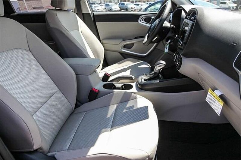 New 2025 Kia Soul LXImage 7