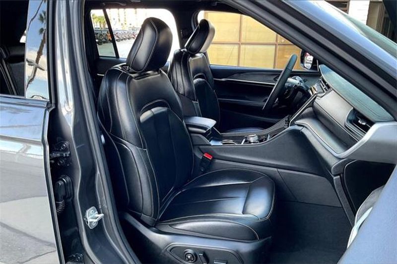 2025 Jeep Grand Cherokee Limited photo 4