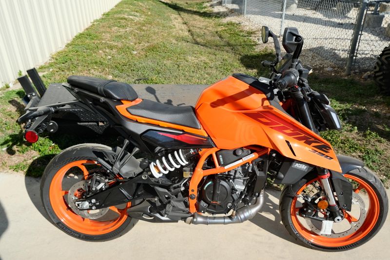 NEW 2025 KTM 390 DUKE Image 2