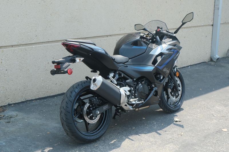 2025 Kawasaki NINJA 500 ABS METALLIC FLAT SPARK BLACK AND METALLIC SPARK BLACK AND METALLIC MOONDUST GRAY Image 3