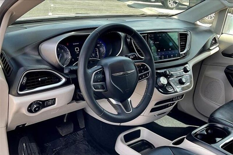 2022 Chrysler Pacifica Touring L photo 13
