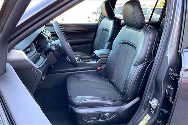 New 2025 Jeep Grand Cherokee L Altitude 4x2Image 8