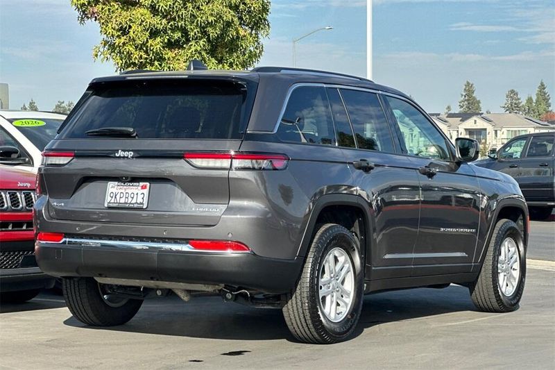 2023 Jeep Grand Cherokee Laredo photo 4