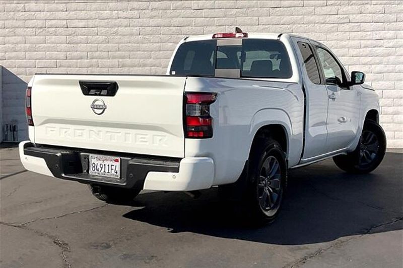 Used 2025 Nissan Frontier SVImage 13