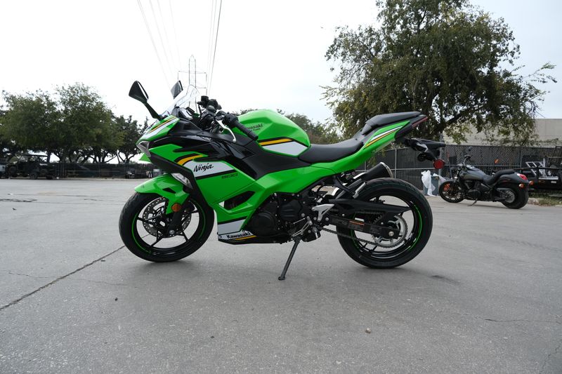 2025 Kawasaki NINJA 500 KRT EDITION LIME GREEN AND EBONY AND PEARL BLIZZARD WHITEImage 15