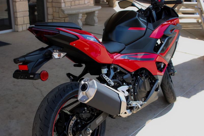 2025 Kawasaki NINJA 500 ABS PASSION RED AND METALLIC FLAT SPARK BLACK AND METALLIC MATTE DARK GRAY Image 11