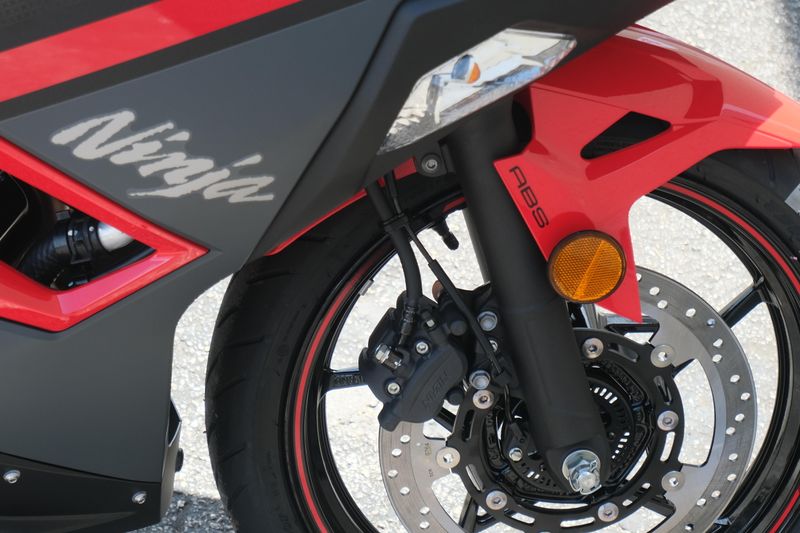 2025 Kawasaki NINJA 500 ABS PASSION RED AND METALLIC FLAT SPARK BLACK AND METALLIC MATTE DARK GRAY Image 16
