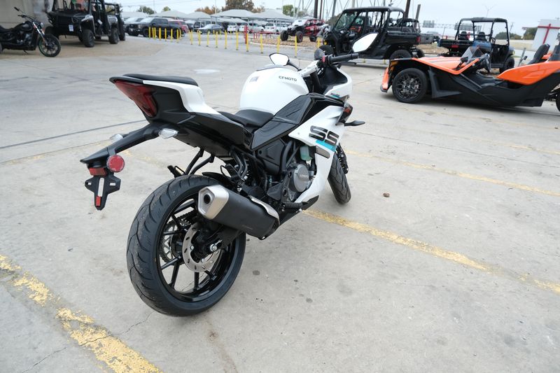 2024 CFMOTO 300SS NEBULA WHITEImage 6