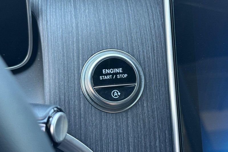 Used 2024 Mercedes-Benz GLC 300Image 25