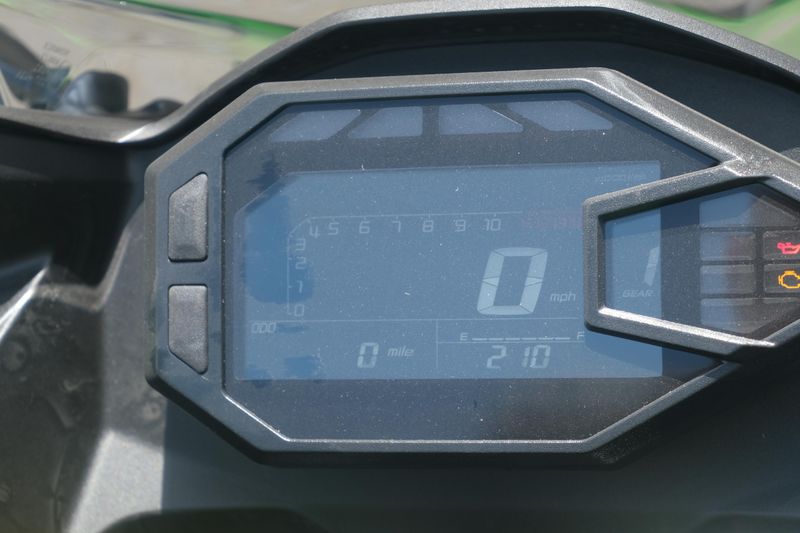 2025 Kawasaki NINJA 500 KRT EDITION LIME GREEN AND EBONY AND PEARL BLIZZARD WHITE Image 12