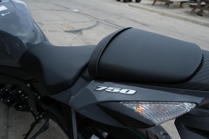 2025 SUZUKI GSXR750 in a BLACK exterior color. Family PowerSports (877) 886-1997 familypowersports.com 