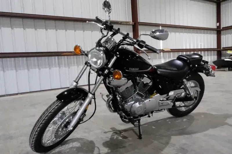 2025 Yamaha V STAR 250 RAVEN Image 1