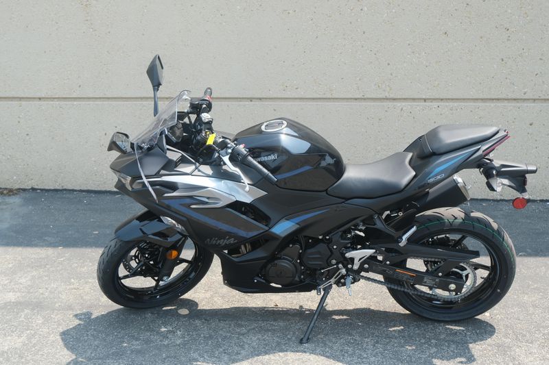 2025 Kawasaki NINJA 500 ABS METALLIC FLAT SPARK BLACK AND METALLIC SPARK BLACK AND METALLIC MOONDUST GRAY Image 8
