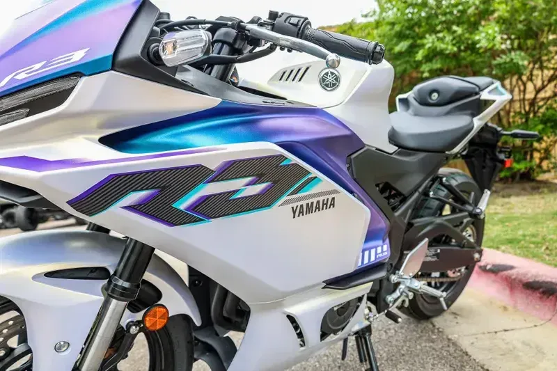 2025 Yamaha YZFR3 ABS LUNAR WHITE AND NEBULA BLUE Image 10