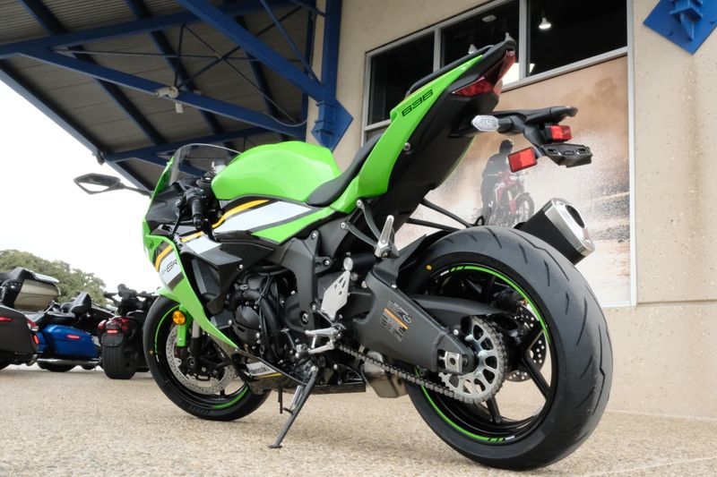 2025 Kawasaki NINJA ZX6R KRT EDITION LIME GREEN AND EBONY AND PEARL BLIZZARD WHITEImage 23