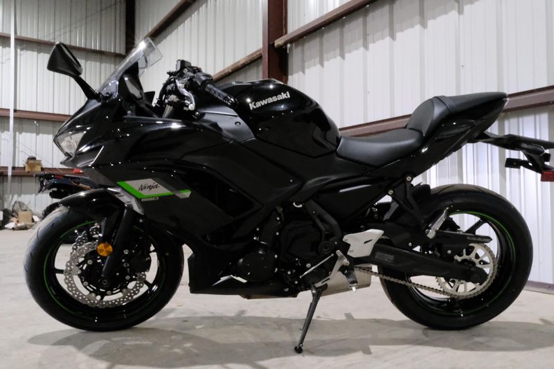 2025 Kawasaki NINJA 650 METALLIC SPARK BLACK AND METALLIC FLAT SPARK BLACK Image 16