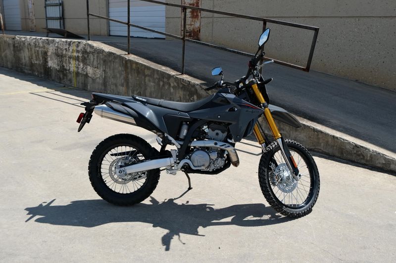 2025 Suzuki DRZ4S SOLID IRON GRAY Image 2