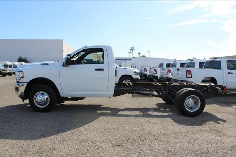 2023 RAM 3500 Chassis Cab Tradesman/SLTImage 11