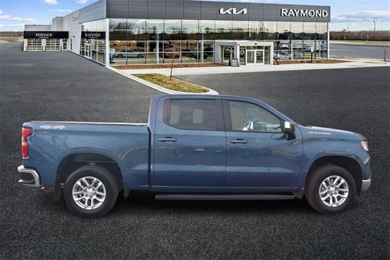 Used 2024 Chevrolet Silverado 1500 LTImage 2
