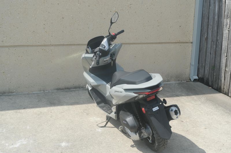 2025 Honda PCX PEARL GRAY Image 11