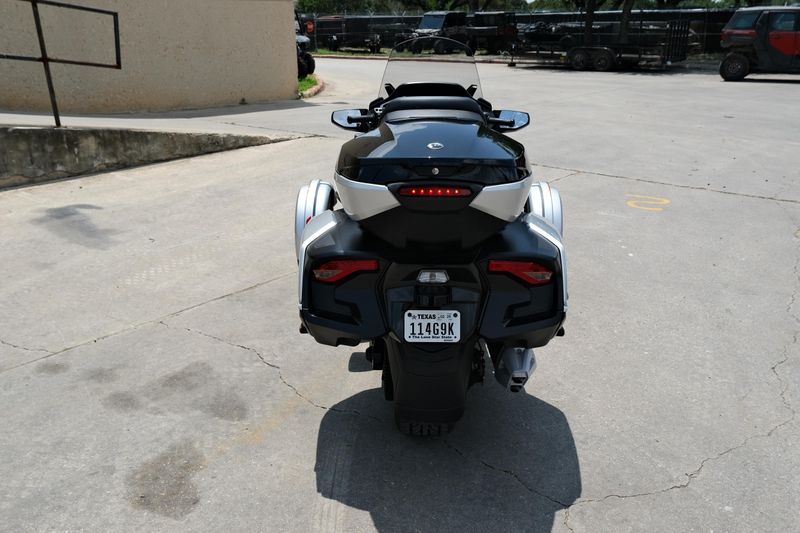 2024 Can-Am SPYDER RT LIMITED HYPER SILVER WITH PLATINUM Image 4