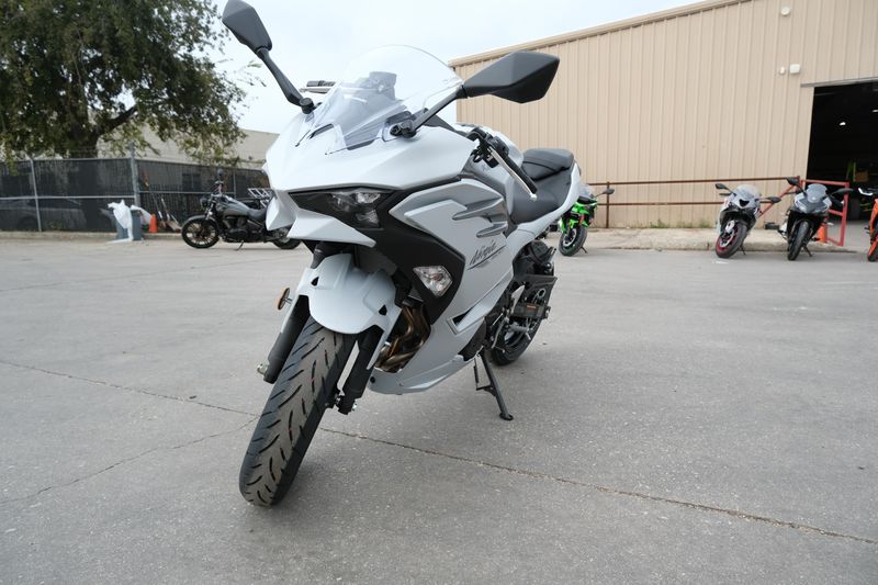 2025 Kawasaki NINJA 500 METALLIC MATTE WHITISH SILVER AND METALLIC MOONDUST GRAYImage 7