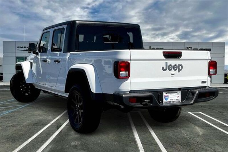 2023 Jeep Gladiator Overland photo 9